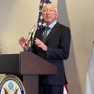 Ken Salazar acusa a líderes de caravana migrante de complicidad con criminales