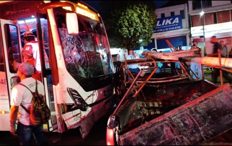 El autobús que circula por la calzada y que se vio afectado fue el que tiene número de serie TM-048. CORTESÍA/BOMBEROS GDL