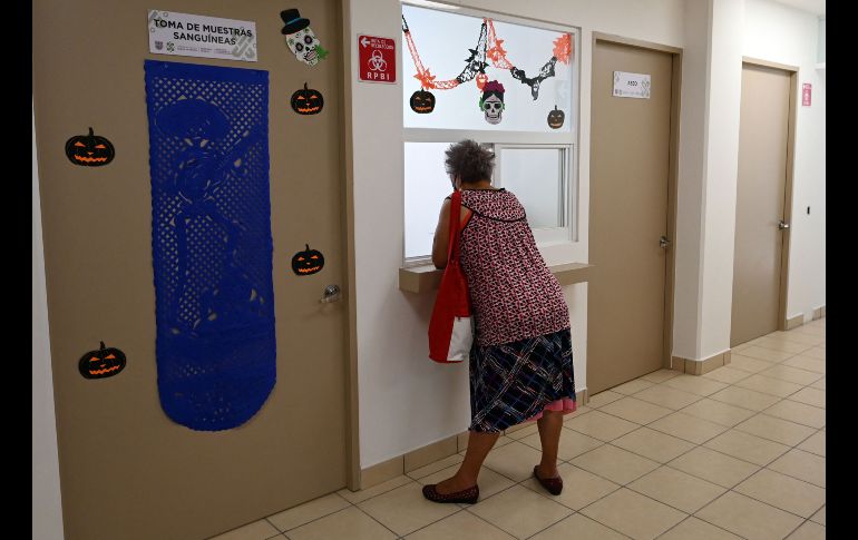 Alma Delia Casarrubias pide informes en el área de Salud Integral. AFP / A. ESTRELLA