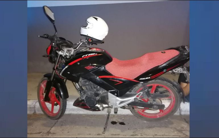 De acuerdo con el reporte, oficiales del operativo patrullaban en las inmediaciones de avenida Inglaterra y avenida López Mateos, cuando vieron a dos hombres que circulaban en sentido contrario a bordo de una motocicleta. ESPECIAL