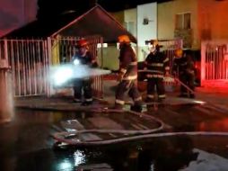 Para evitar riesgos fueron sacados de la casa y enfriados dos cilindros de gas que se encontraban en el patio del inmueble. ESPECIAL