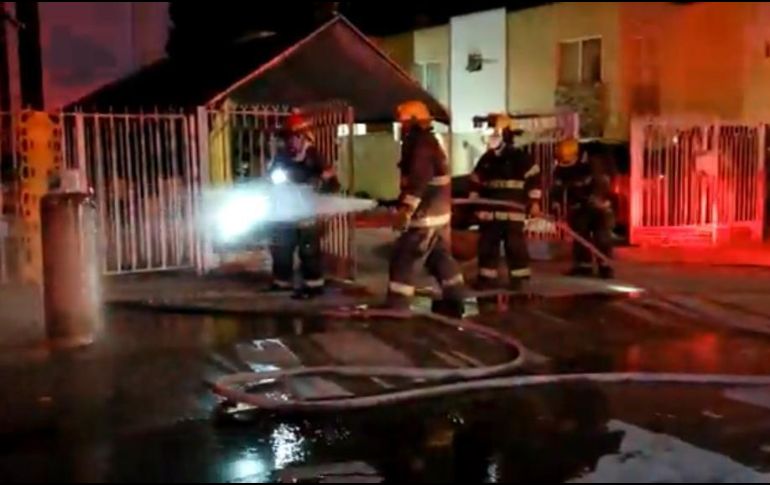 Para evitar riesgos fueron sacados de la casa y enfriados dos cilindros de gas que se encontraban en el patio del inmueble. ESPECIAL