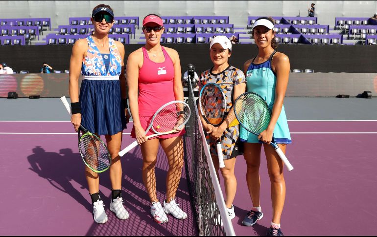 Aoyama y Shibahara (DERECHA) conquistaron así sin mayor problema la primera victoria del torneo en la modalidad de dobles para tomar la delantera en el Grupo Tenochtitlan. AFP/M. STOCKMAN
