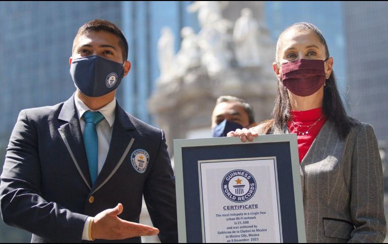 El reconocimiento fue entregado a Claudia Sheinbaum, jefa de Gobierno de CDMX, en una ceremonia en el Ángel de la Independecia. TWITTER/@Claudiashein