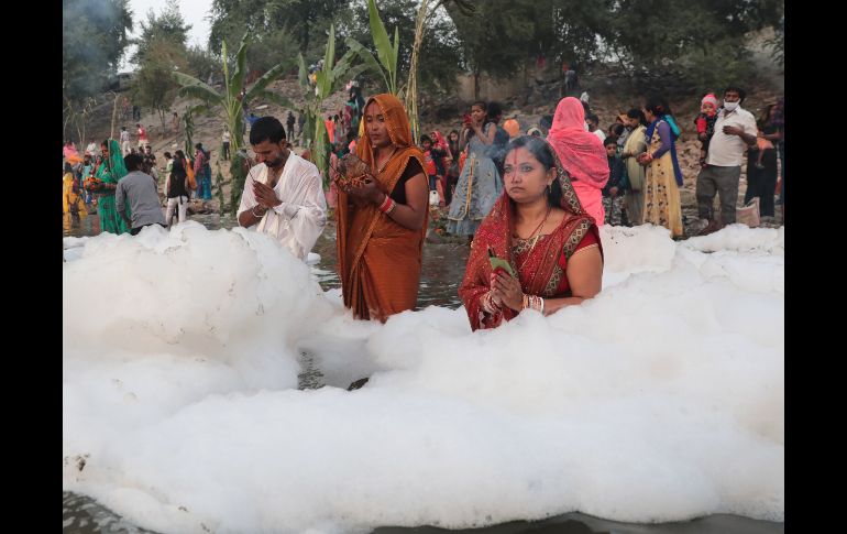 El río proporciona más de la mitad del agua de Nueva Delhi, lo que representa una seria amenaza de salud para sus habitantes. EFE/R. Gupta