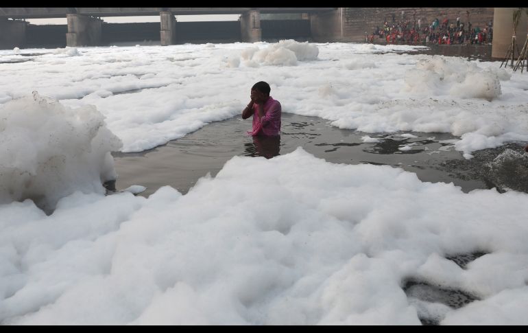 El río proporciona más de la mitad del agua de Nueva Delhi, lo que representa una seria amenaza de salud para sus habitantes. EFE/R. Gupta
