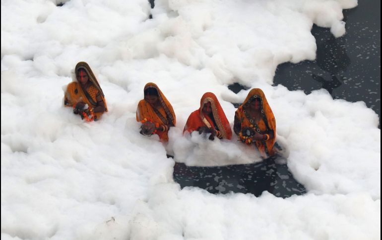 El río proporciona más de la mitad del agua de Nueva Delhi, lo que representa una seria amenaza de salud para sus habitantes. EFE/R. Gupta