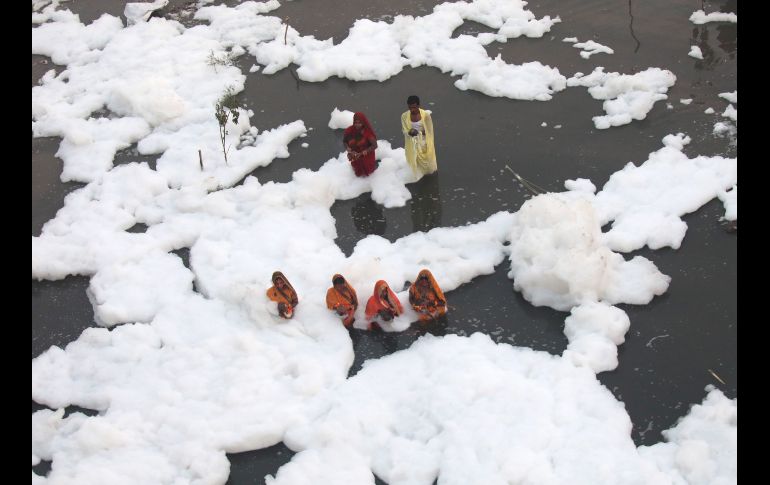 El río proporciona más de la mitad del agua de Nueva Delhi, lo que representa una seria amenaza de salud para sus habitantes. EFE/R. Gupta