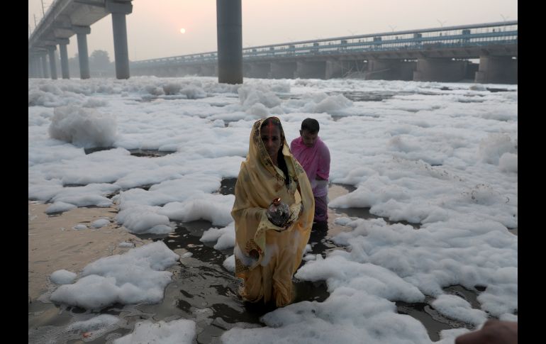 El río proporciona más de la mitad del agua de Nueva Delhi, lo que representa una seria amenaza de salud para sus habitantes. EFE/R. Gupta