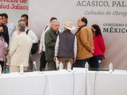Además de AMLO, también asistieron a la reunión sostenida en la plaza principal de Temacapulín diferentes secretarios del gobierno federal. EL INFORMADOR/G. Gallo