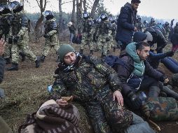 Polonia realizó un operativo militar para impedirles el paso. EFE