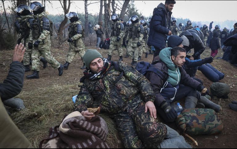 Polonia realizó un operativo militar para impedirles el paso. EFE