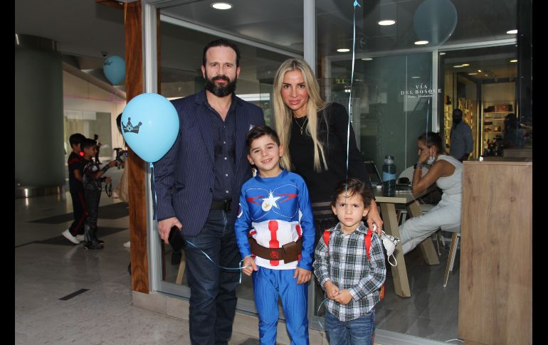 Juan Calderon, Lorena Torres, Juan y Leòn Calderon. GENTE BIEN JALISCO/ESMERALDA ESACAMILLA