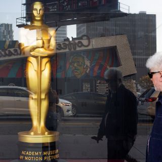 Pedro Almodóvar estrena sala en el Museo de los Oscar; Hollywood lo aclama