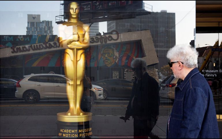 La sala del Museo de los Oscar muestra doce montajes audiovisuales sobre los temas que han guiado la obra del cineasta español Pedro Almodóvar. EFE / A. ARORIZO