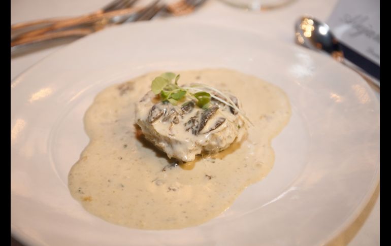 Corazones de alcachofa relleno de escargots sobre crema de ajo. GENTE BIEN JALISCO/ MARIFER RACHED