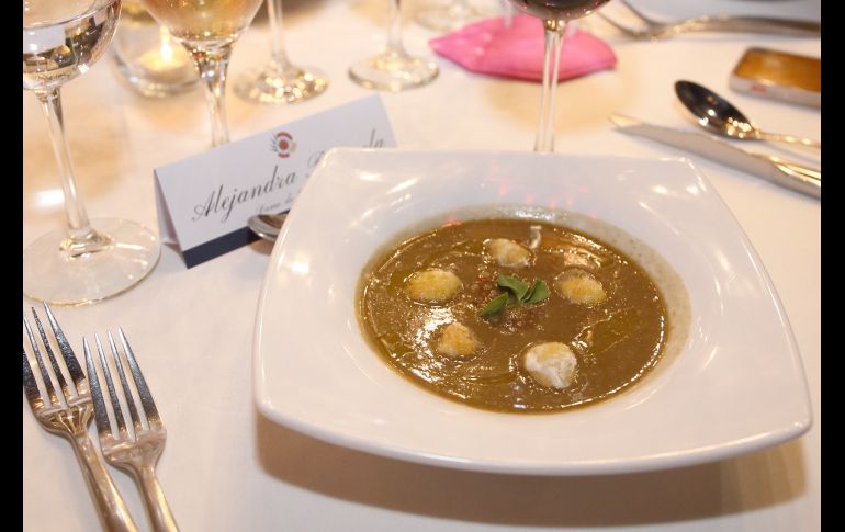 Crema de lentejas y croquetas de queso roquefort perfumado con aceite de trufas. GENTE BIEN JALISCO/ MARIFER RACHED