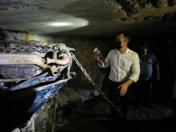 El vehículo, totalmente deteriorado, fue sacado con la ayuda de una grúa. FACEBOOK/Luis Donaldo Colosio Riojas