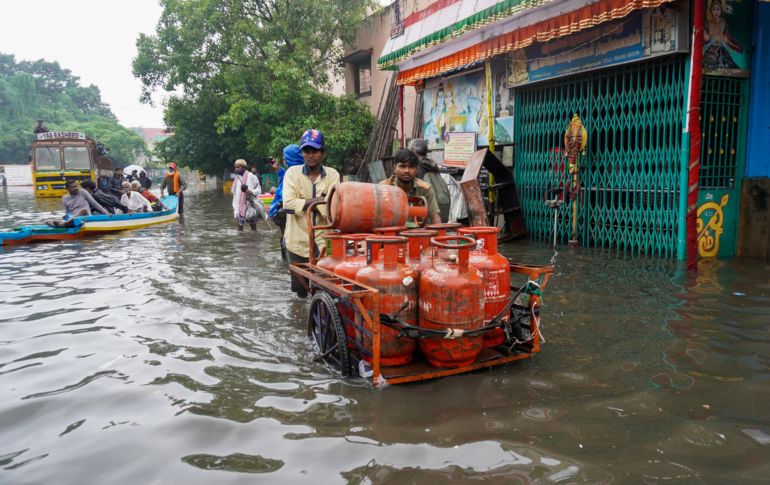 Imágenes de medios locales muestran a residentes caminando con el agua hasta las rodillas y los vehículos casi sumergidos en los caminos anegados. AP/R. Parthibhan