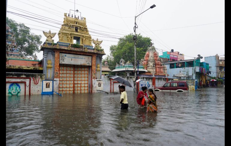 Imágenes de medios locales muestran a residentes caminando con el agua hasta las rodillas y los vehículos casi sumergidos en los caminos anegados. AP/R. Parthibhan