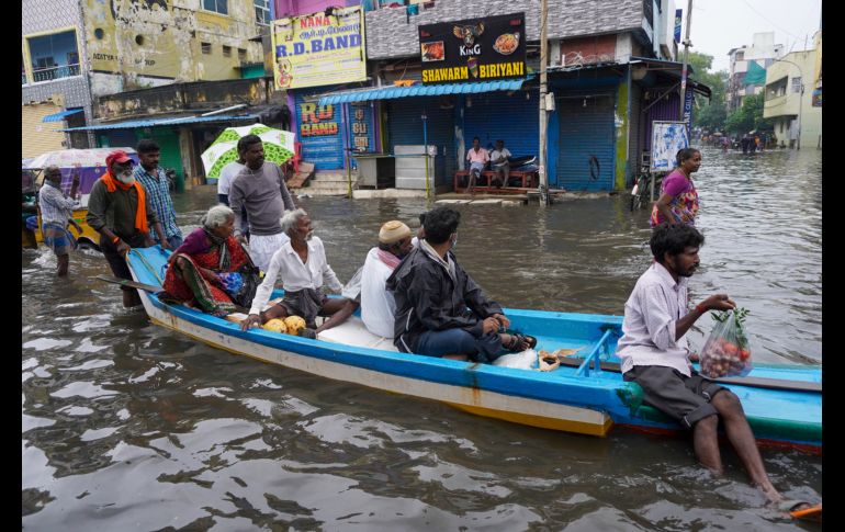 Imágenes de medios locales muestran a residentes caminando con el agua hasta las rodillas y los vehículos casi sumergidos en los caminos anegados. AP/R. Parthibhan