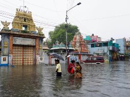 Imágenes de medios locales muestran a residentes caminando con el agua hasta las rodillas y los vehículos casi sumergidos en los caminos anegados. AP/R. Parthibhan