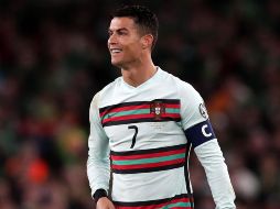 GRAN GESTO. Pese a que el resultado no fue de su agrado, Cristiano Ronaldo tuvo un gran momento con una aficionada suya. EFE/E. SILVA