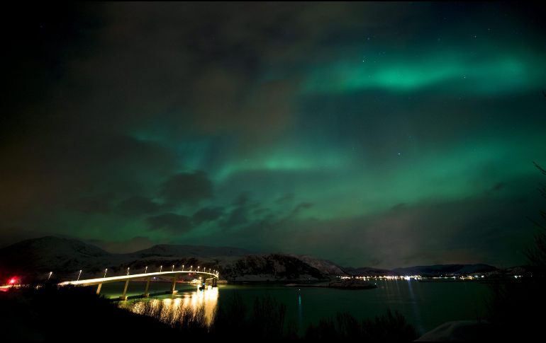 En la imagen, se puede observar un anillo de color verde agua iluminado por destellos azules y púrpuras. EFE/ARCHIVO