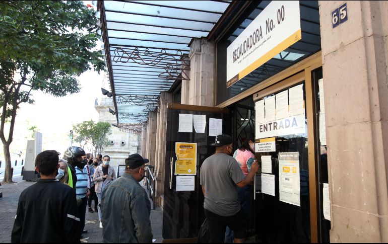 Si el o la ciudadana prefieren hacer el pago en línea en la plataforma https://gobjal.mx/PagoVehicular obtendrán un 55% de descuento. EL INFORMADOR/A. CAMACHO