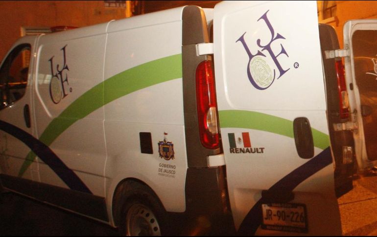 Peritos del Instituto Jalisciense de Ciencias Forenses recabaron indicios y levantaron el cuerpo para realizar la autopsia de ley correspondiente. EL INFORMADOR/ARCHIVO