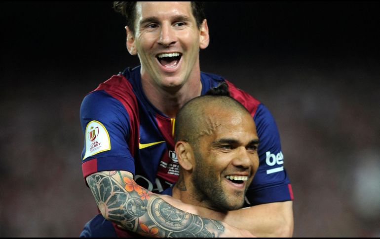 Dani Alves es el jugador con más títulos en la historia del futbol, con 43. De estos, 23 los logró con el Barcelona. AFP / ARCHIVO