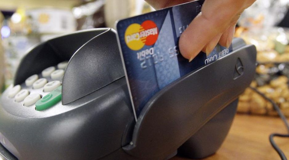 Una recomendación para este Buen Fin 2021 es solicitar el comprobante si tu tarjeta es deslizada por segunda ocasión para verificar el motivo de rechazo. AP / ARCHIVO