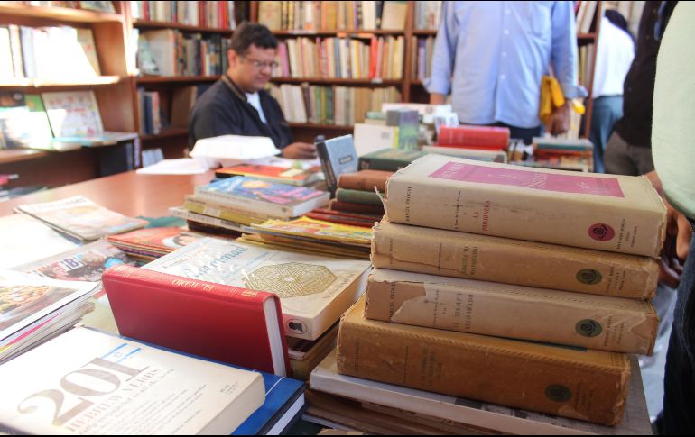 Entre las actividades, los asistentes podrán disfrutar de presentaciones de libros, conferencias, talleres de cuentacuentos y cartoneros, ponencias, obras de teatro y shows musicales, además de la venta de ejemplares. EL INFORMADOR / ARCHIVO