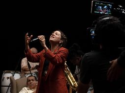 Fotografía cedida por Sony Music que muestra a la cantante mexicana Natalia Lafourcade durante la grabación en Ciudad de México. EFE / SONY MUSIC