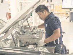 La operación de autos eléctricos contaminana poco, pero su fabricación deja una fuerte huella ambiental. EFE/Archivo