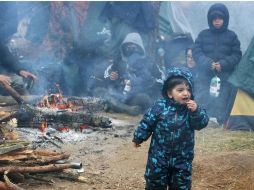 Hay muchos niños entre los migrantes y su situación pronto podría volverse muy difícil. GETTY IMAGES
