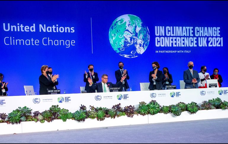 Con 24 horas de retraso sobre la agenda, la COP26 aprobó un texto que abre el paso a consultas formales para crear fondos de financiación. EFE/R. Perry