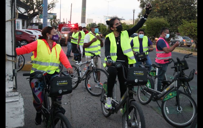 Alrededor de 25 personas salieron en bicicleta y con chalecos fluorescentes en los que se leía “A votar, otra vez”. EL INFORMADOR/A. Camacho