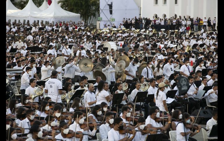 Durante los 12 minutos que dura la pieza, unos 260 auditores observaron que cada músico cumpliera las reglas para imponer el récord. XINHUA/M. Delgado