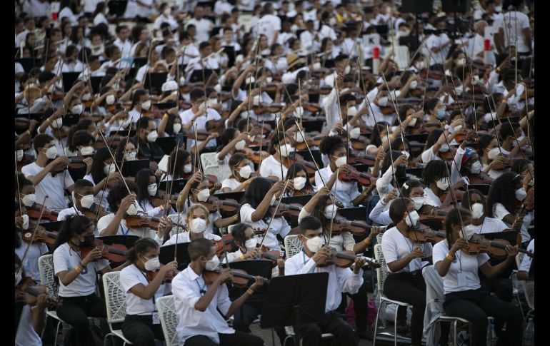 Durante los 12 minutos que dura la pieza, unos 260 auditores observaron que cada músico cumpliera las reglas para imponer el récord. XINHUA/M. Delgado