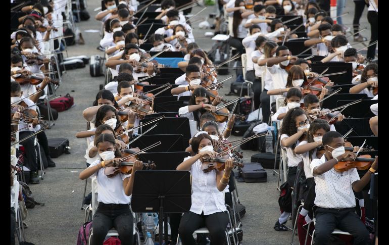 Durante los 12 minutos que dura la pieza, unos 260 auditores observaron que cada músico cumpliera las reglas para imponer el récord. XINHUA/M. Delgado