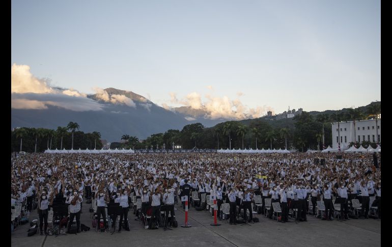 Durante los 12 minutos que dura la pieza, unos 260 auditores observaron que cada músico cumpliera las reglas para imponer el récord. XINHUA/M. Delgado