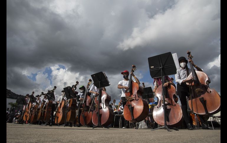 Durante los 12 minutos que dura la pieza, unos 260 auditores observaron que cada músico cumpliera las reglas para imponer el récord. XINHUA/M. Delgado