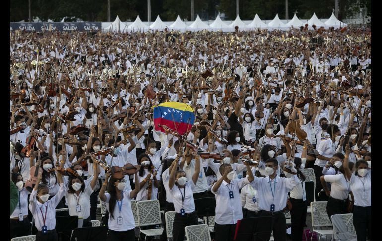 Durante los 12 minutos que dura la pieza, unos 260 auditores observaron que cada músico cumpliera las reglas para imponer el récord. XINHUA/M. Delgado