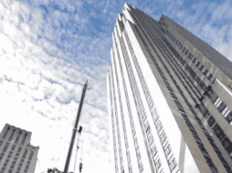 Nueva York. Alistan la colocación del árbol de Navidad en la plaza del Rockefeller Center. EFE