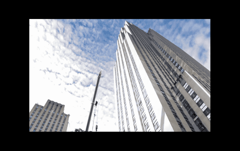 Nueva York. Alistan la colocación del árbol de Navidad en la plaza del Rockefeller Center. EFE