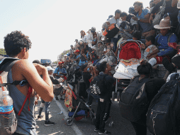 Imparable. La ola migratoria hacia EU se ha incrementado; en la imagen, decenas de inmigrantes en Sonora, México, buscan llegar a la frontera estadounidense. AFP