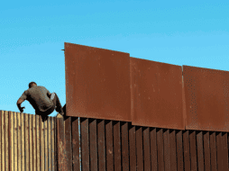 RÉCORD. En el último año, los arrestos de migrantes indocumentados a lo largo de la frontera con México, especialmente en Texas, han establecido máximos históricos. AFP