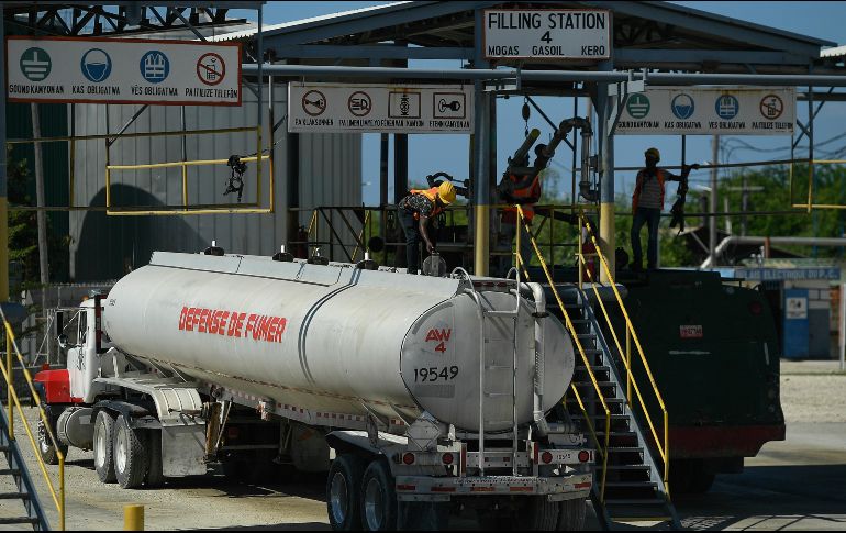 La jornada del sábado 13 de noviembre estuvo dedicada exclusivamente al abastecimiento de las distintas gasolineras. AP/M. Delacroix