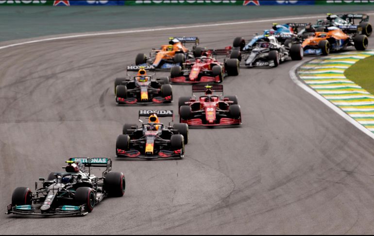 En la lucha de constructores, Mercedes solamente le saca de diferencia un punto a Red Bull. EFE / ARCHIVO